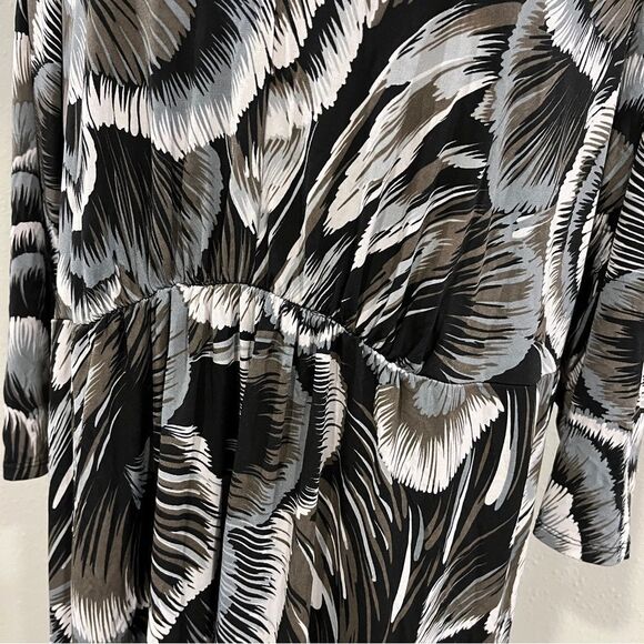 Tiana B V-neck long sleeve knee length plus size dress size 1X - Picture 5 of 14